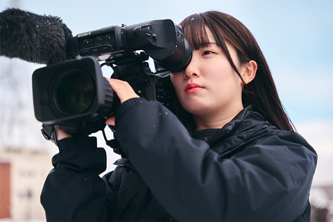 カメラを構えるスタッフ